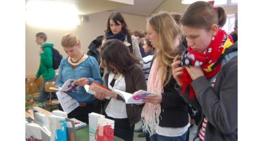 lesende Schülerinnen und Schüler