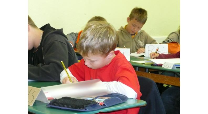 schreibende Schüler im Klassenraum