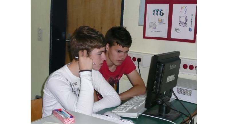 zwei Schüler am Computer