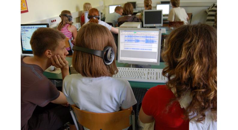 Schüler arbeiten am Computer