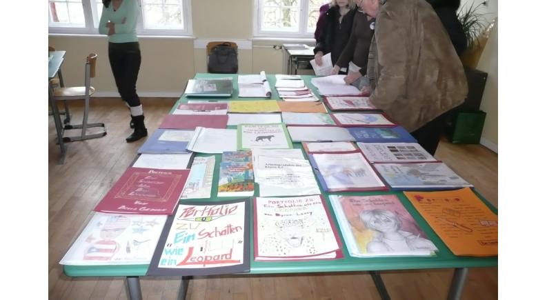 auf einem Tisch ausgelegte Schülerarbeiten