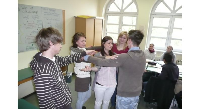 Schülerinnen und Schüler im Klassenraum stehend