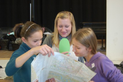 Drei Mädchen mit Stadtplan