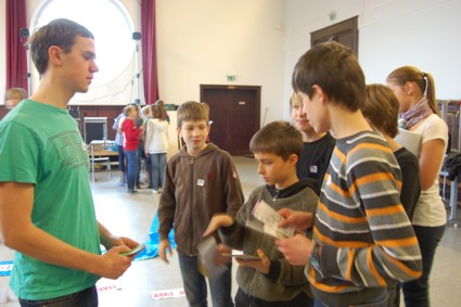 Eine Gruppe von Jungen spricht miteinander