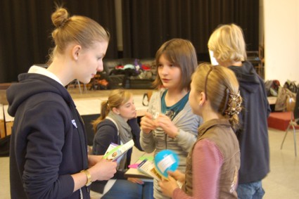 Mehrere Mädchen im Gespräch