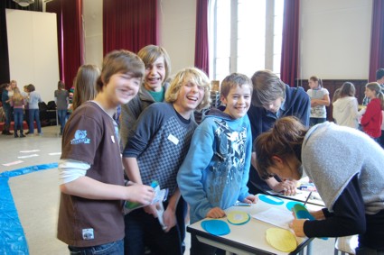 Eine Gruppe lachender Schüler