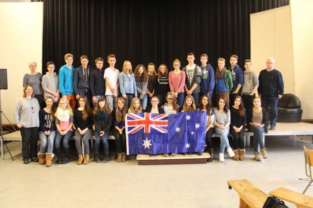 Sch�lergruppe mit australischer Flagge