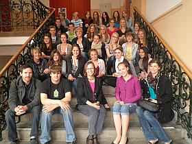 Schulklasse auf der Treppe