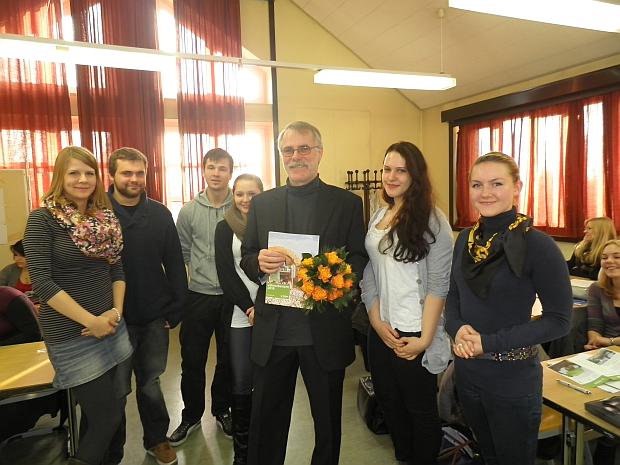 Hr. Bendix mit Blumenstrau� im Kreise von Sch�lerinnen und Sch�lern