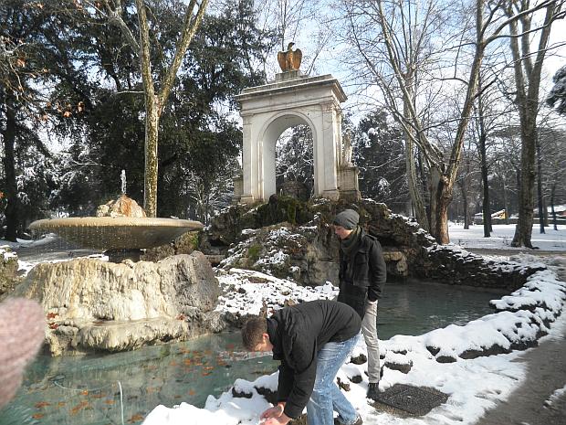 Schneeballvorbereitung im Park der Villa Borghese