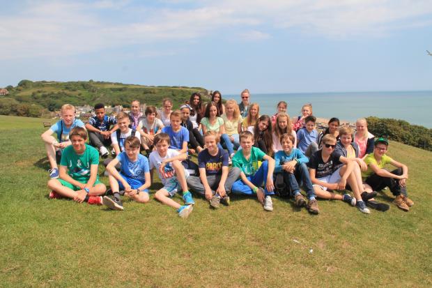 Gruppe Sch�ler im Gras sitzend