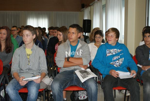 Zuh�rer und Redner beim Empfang in der Aula des ITC Mattiussi