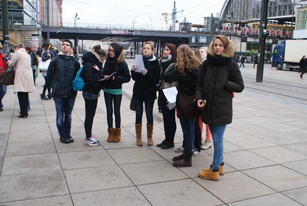 Gemeinsame Stadtrallye durch Mitte: Wie liest man blo� diese Weltzeituhr?