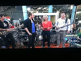 Drei Musiker und Moderatorin auf Studiobühne