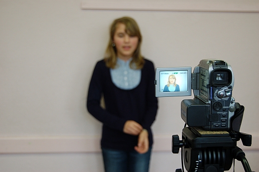 Blick durch Videokamera auf Schülerin