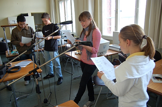 Hörspielproduktion: Schüler vor Mikrofonen
