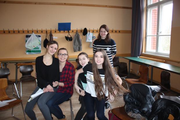 Vier Sch�lerinnen und eine Lehrerin in einem Klassenraum