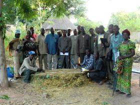 Eine Gruppe Afrikaner bei einer Schulung zum Anlegen von Komposthaufen