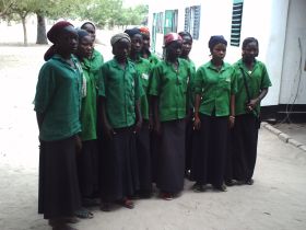 Eine Gruppe schwarzhäutiger Schülerinnen in grüner Kleidung